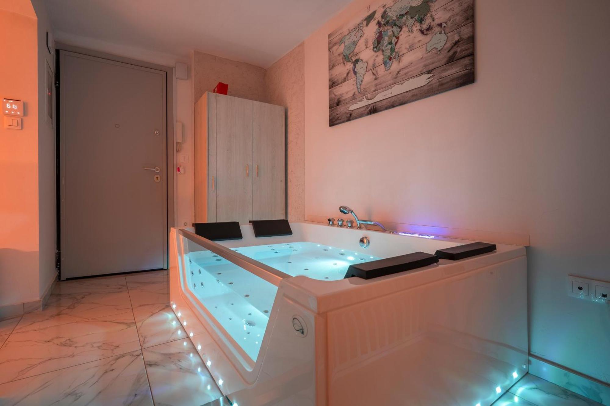 Premium Jacuzzi Suite At The City Center, By Aqua Platinum سالونيك المظهر الخارجي الصورة